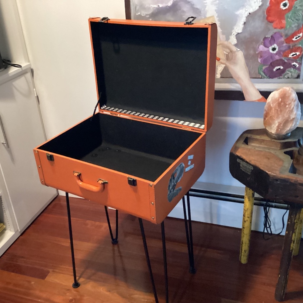 VINTAGE SUITCASE BAR/ MAKE UP AREA. DIY AT ITS VERY BEST MUST SEE OOAK